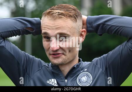 13. Juli 2021, Hessen, Frankfurt/Main: Amos Pieper gibt nach dem Abschlusstraining der deutschen Olympiamannschaft im Frankfurter Stadion ein Interview. Das Olympische Fußballturnier in Tokio findet vom 22. Juli bis 7. August statt. Foto: Arne Dedert/dpa Stockfoto