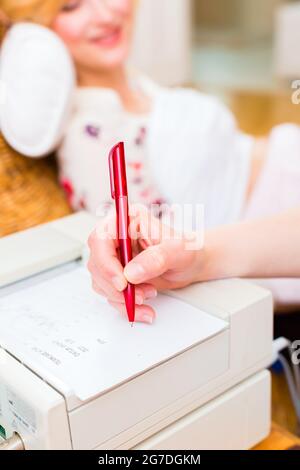 Hebamme, Prüfung Bauch der Schwangeren mit CTG Scannen in der Praxis Stockfoto