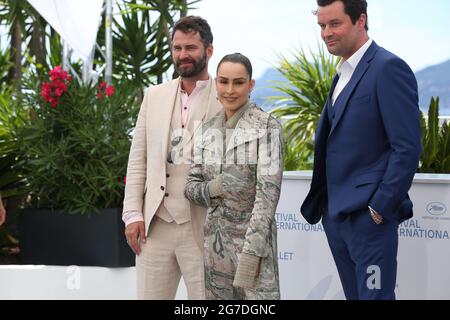 13. Juli 2021, Cannes, Provence Alpes Cote d'Azur, Frankreich: Hilmir Snaer GUDNASON, Noomi RAPACE und Bjorn Hlynur HARALDSSON während der „LAMM“-Fotowand im Rahmen des 74. Jährlichen Filmfestivals von Cannes am 11. Juli 2021 in Cannes, Frankreich (Bildquelle: © Mickael Chavet via ZUMA Wire) Stockfoto