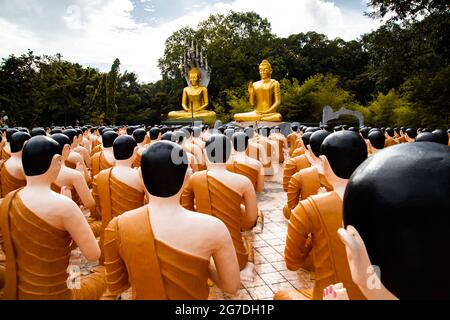 Wat Chak Yai Tempel, goldener buddha und Hunderte von Mönchen, in Chanthaburi, Thailand Stockfoto