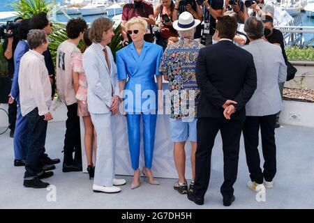 Palais des Festivals, Cannes, Frankreich. Juli 2021. Die Besetzung posiert auf dem 'The French Dispatch' Photocall. Personen Im Bild, Wes Anderson, Tilda Swinton, Lyna Khoudri, Bill Murray, Benicio Del Toro, Adrien Brody, Timothée Chalamet, Mathieu Amalric, Stephen Park, Hippolyte Girardot, Alexandre Desplat. Bild nach Kredit: Julie Edwards/Alamy Live News Stockfoto