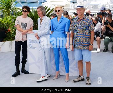 Palais des Festivals, Cannes, Frankreich. Juli 2021. Die Besetzung posiert auf dem 'The French Dispatch' Photocall. Abgebildete Personen, Timothée Chalamet, Wes Anderson, Tilda Swinton, Bill Murray. Bild nach Kredit: Julie Edwards/Alamy Live News Stockfoto