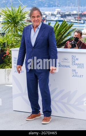 Palais des Festivals, Cannes, Frankreich. Juli 2021. Oliver Stone posiert auf dem 'JFK Revisited : Through the Looking Glass' Fotocall. Personen im Bild, Hilmir Snaer Gudnason, Regisseur Valdimar Johannsson, Noomi Rapace und Bjorn Hlynur Haraldsson. Bild nach Kredit: Julie Edwards/Alamy Live News Stockfoto