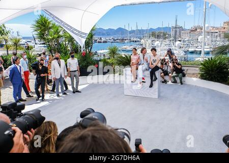 Palais des Festivals, Cannes, Frankreich. Juli 2021. Die Besetzung posiert auf dem 'The French Dispatch' Photocall. Personen Im Bild, Lyna Khoudri, Wes Anderson, Timothée Chalamet. Bild nach Kredit: Julie Edwards/Alamy Live News Stockfoto