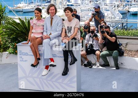 Palais des Festivals, Cannes, Frankreich. Juli 2021. Die Besetzung posiert auf dem 'The French Dispatch' Photocall. Personen Im Bild, Lyna Khoudri, Wes Anderson, Timothée Chalamet. Bild nach Kredit: Julie Edwards/Alamy Live News Stockfoto