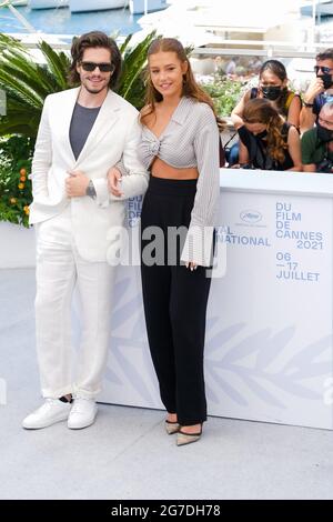 Palais des Festivals, Cannes, Frankreich. Juli 2021. Francois Civil und Adele Exarchopoulos posiert bei der 'Festung' Fotocall. Bild nach Kredit: Julie Edwards/Alamy Live News Stockfoto