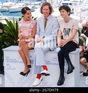 Palais des Festivals, Cannes, Frankreich. Juli 2021. Die Besetzung posiert auf dem 'The French Dispatch' Photocall. Personen Im Bild, Lyna Khoudri, Wes Anderson, Timothée Chalamet. Bild nach Kredit: Julie Edwards/Alamy Live News Stockfoto