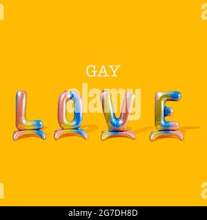 Vier bunte, buchstabenförmige Luftballons und das Wort Gay bilden den Text Gay Love auf einem orangisch-gelben Hintergrund Stockfoto