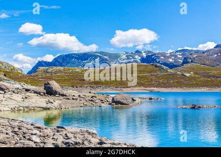 Erstaunliches Vavatn Seenpanorama raue Landschaft Blick Felsen Felsbrocken und Berge im Sommer in Hemsedal Norwegen. Stockfoto