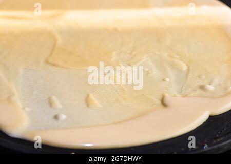 Und leckere Crepes oder Pfannkuchen Rollen. Süßes hausgemachtes Dessert Stockfoto