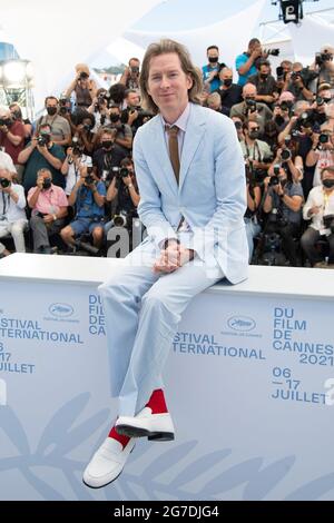 Wes Anderson nahm am 13. Juli 2021 an der französischen Dispatch Photocall im Rahmen der 74. Internationalen Filmfestspiele von Cannes in Cannes, Frankreich, Teil. Foto von Aurore Marechal/ABACAPRESS.COM Stockfoto