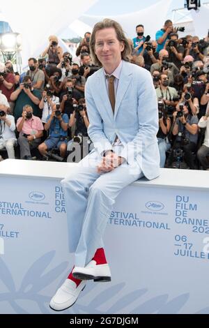 Wes Anderson nahm am 13. Juli 2021 an der französischen Dispatch Photocall im Rahmen der 74. Internationalen Filmfestspiele von Cannes in Cannes, Frankreich, Teil. Foto von Aurore Marechal/ABACAPRESS.COM Stockfoto