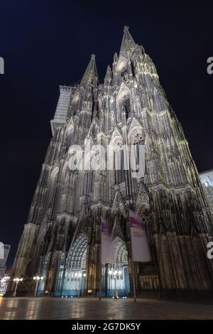 Vertikale Aufnahme der Vorderansicht des Kölner Doms in Nordrhein-Westfalen Stockfoto