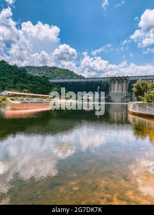 Khun Dan Prakarn Chon Talsperre in Saraburi, Thailand Stockfoto