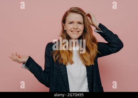 Lächelnde junge Frau kann nicht glauben, was sie hört oder sieht Stockfoto