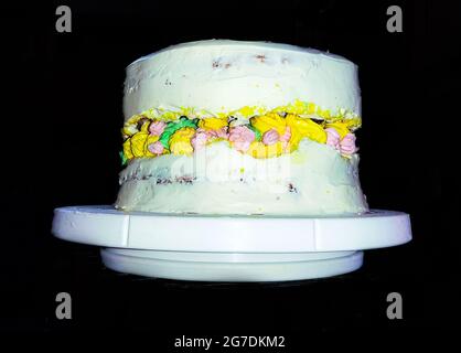 Mit Zuckerpapier und pinkfarbenem Pfingstrosen dekorierter Kuchen. Ideen für Hochzeitstorte, Geburtstagskuchen Stockfoto