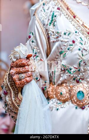 Eine marokkanische Braut aus der Nähe trägt einen traditionellen marokkanischen Kaftan mit Henna an den Händen Stockfoto