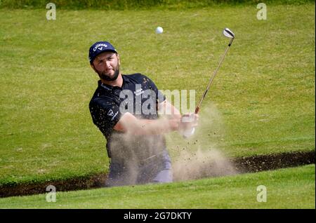 Der Spanier Jon Rahm bricht während des Trainingstages im Royal St. George's Golf Club in Sandwich, Kent, aus einem Bunker aus. Bilddatum: Dienstag, 13. Juli 2021. Stockfoto