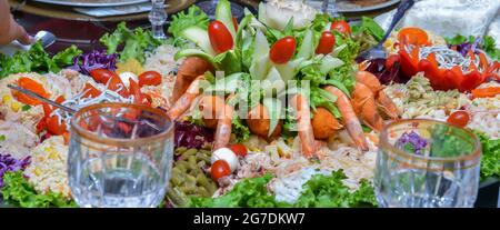 Salat mit Garnelen. Marokkanischer Salat mit Gemüse und Meeresfrüchten. Wird bei Hochzeiten serviert Stockfoto