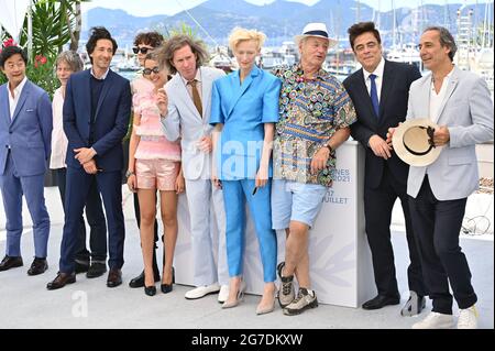 Cannes, Frankreich. Juli 2021. CANNES, FRANKREICH. 13. Juli 2021: Stephen Park, Mathieu Amalric, Adrien Brody, Timothee Chalamet, Wes Anderson, Tilda Swinton, Bill Murray, Benicio Del Toro & Alexandre Desplat bei der Fotowand für Wes Andersons The French Dispatch beim 74. Festival de Cannes. Bildquelle: Paul Smith/Alamy Live News Stockfoto