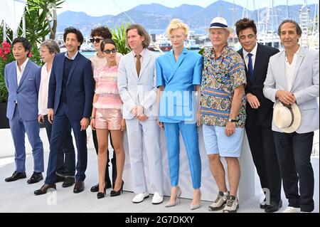 Cannes, Frankreich. Juli 2021. CANNES, FRANKREICH. 13. Juli 2021: Stephen Park, Mathieu Amalric, Adrien Brody, Timothee Chalamet, Wes Anderson, Tilda Swinton, Bill Murray, Benicio Del Toro & Alexandre Desplat bei der Fotowand für Wes Andersons The French Dispatch beim 74. Festival de Cannes. Bildquelle: Paul Smith/Alamy Live News Stockfoto