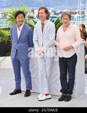 Cannes, Frankreich. Juli 2021. CANNES, FRANKREICH. 13. Juli 2021: Stephen Park, Wes Anderson & Mathieu Amalric beim Fotocall für Wes Andersons The French Dispatch beim 74. Festival de Cannes. Bildquelle: Paul Smith/Alamy Live News Stockfoto