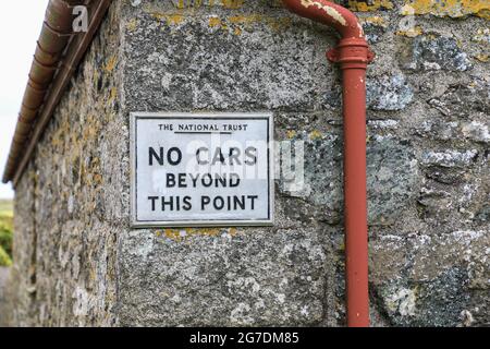 Ein Schild auf einem National Trust-Grundstück mit der Aufschrift „No Cars Beyond this Point“, The Lizard Peninsular, Cornwall, England, Großbritannien. FOTO VOM FUSSWEG AUFGENOMMEN Stockfoto