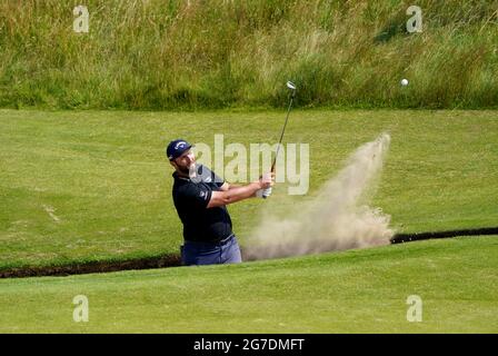 Der Spanier Jon Rahm bricht während des Trainingstages im Royal St. George's Golf Club in Sandwich, Kent, aus einem Bunker aus. Bilddatum: Dienstag, 13. Juli 2021. Stockfoto