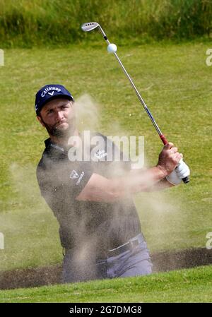 Der Spanier Jon Rahm bricht während des Trainingstages im Royal St. George's Golf Club in Sandwich, Kent, aus einem Bunker aus. Bilddatum: Dienstag, 13. Juli 2021. Stockfoto