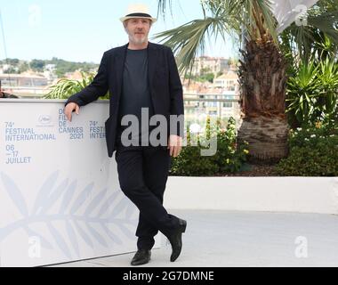 13. Juli 2021, Cannes, Provence Alpes Cote d'Azur, Frankreich: Regisseur ARNAUD DESPLECHIN während der 'Tromperie'-Fotozelle im Rahmen des 74. Jährlichen Cannes Film Festival in Cannes, Frankreich. (Bild: © Mickael Chavet über ZUMA Wire) Stockfoto