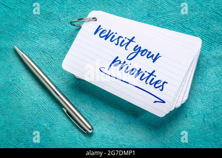 Überarbeiten Sie Ihre Prioritäten Beratung - Handschrift auf einem Stapel von Karteikarten, Geschäft, Produktivität und Lifestyle-Konzept Stockfoto