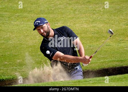 Der Spanier Jon Rahm bricht während des Trainingstages im Royal St. George's Golf Club in Sandwich, Kent, aus einem Bunker aus. Bilddatum: Dienstag, 13. Juli 2021. Stockfoto