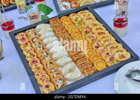 Traditionelle marokkanische festliche Kekse auf silbernem Tablett, Blick von oben. Ramadan-Kekse bereit zum Essen Stockfoto