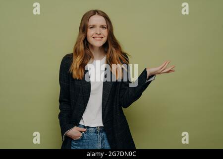 Hübsches junges Weibchen mit kippenden Händen, die Verwirrung ausdrücken Stockfoto