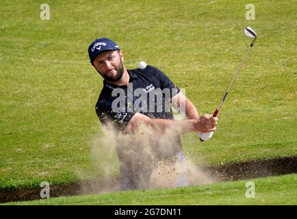 Der Spanier Jon Rahm bricht während des Trainingstages im Royal St. George's Golf Club in Sandwich, Kent, aus einem Bunker aus. Bilddatum: Dienstag, 13. Juli 2021. Stockfoto