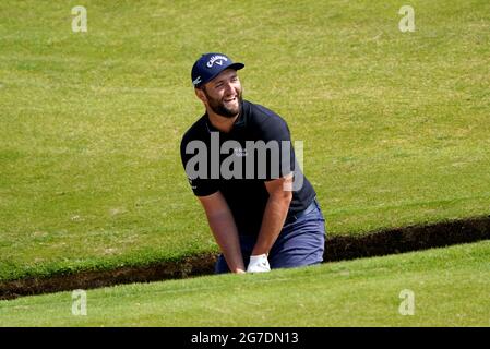 Der Spanier Jon Rahm bricht während des Trainingstages im Royal St. George's Golf Club in Sandwich, Kent, aus einem Bunker aus. Bilddatum: Dienstag, 13. Juli 2021. Stockfoto