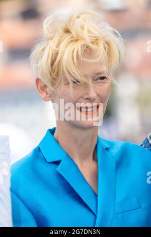 Tilda Swinton posiert beim Fotocall von „The Fench Dispatch“ während der 74. Jährlichen Filmfestspiele von Cannes am 13. Juli 2021 in Cannes, Frankreich. Stockfoto