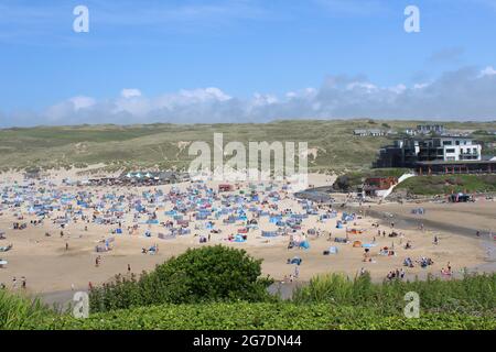 Der Sonnenschein zieht die Massen am Perranporth Beach an, während die soziale Distanz vergessen wird. Stockfoto