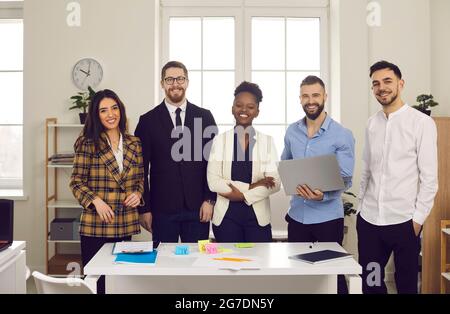 Porträt eines jungen, multirassischen Teams von Startup-Projektmanagern im Büro. Stockfoto
