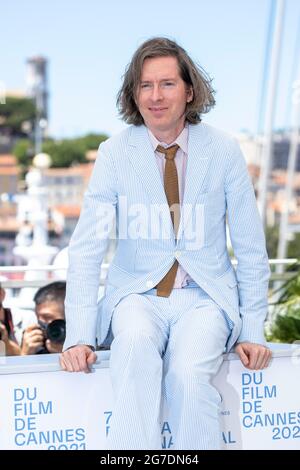 Regisseur Wes Anderson posiert beim Fotocall von „The Fench Dispatch“ während der 74. Jährlichen Filmfestspiele von Cannes am 13. Juli 2021 in Cannes, Frankreich. Stockfoto