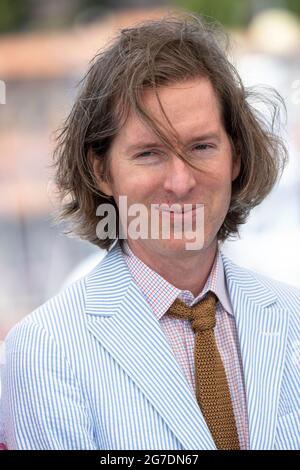 Regisseur Wes Anderson posiert beim Fotocall von „The Fench Dispatch“ während der 74. Jährlichen Filmfestspiele von Cannes am 13. Juli 2021 in Cannes, Frankreich. Stockfoto