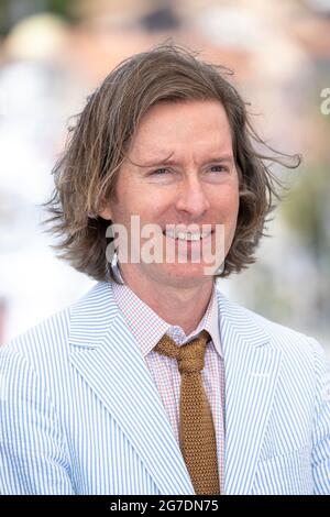 Regisseur Wes Anderson posiert beim Fotocall von „The Fench Dispatch“ während der 74. Jährlichen Filmfestspiele von Cannes am 13. Juli 2021 in Cannes, Frankreich. Stockfoto