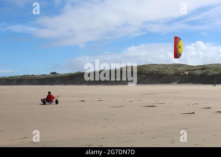 Sandyatching/Segeln auf dem Land in Gwihian, Cornwall. Stockfoto