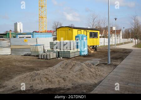 POZNAN, POLEN - 12. März 2015: Ein kleiner gelber Container auf einer Baustelle im Rataje-Park in Poznan, Polen Stockfoto