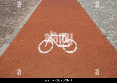 Rot gepflasterter Radweg Stockfoto