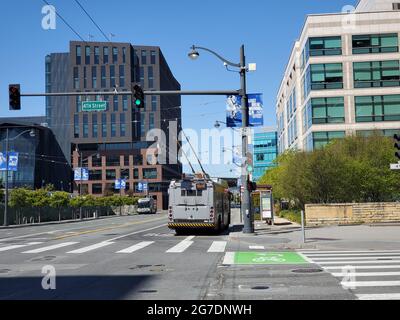 Rückansicht eines Busses, der die 4th Street entlang fährt, vorbei am UCSF Medical Center in Mission Bay in San Francisco, Kalifornien, 18. April 2021. () Stockfoto