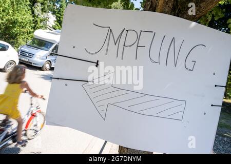 Zinnowitz, Deutschland. Juli 2021. An einem Baum hängt ein Schild mit der Aufschrift „Impfung“. Im Dorf auf der Insel Usedom gibt es eine zweitägige Spezialimpfung für alle, die geimpft werden wollen. Quelle: Stefan Sauer/dpa/ZB/dpa/Alamy Live News Stockfoto