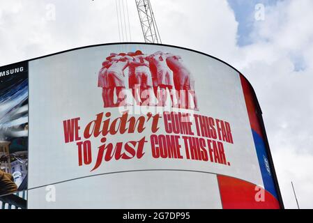 Piccadilly Circus, London, Großbritannien. Juli 2021. Ein Nike Werbespot im Piccadilly Circus feiert England bei der UEFA EURO 2020. Kredit: Matthew Chattle/Alamy Live Nachrichten Stockfoto