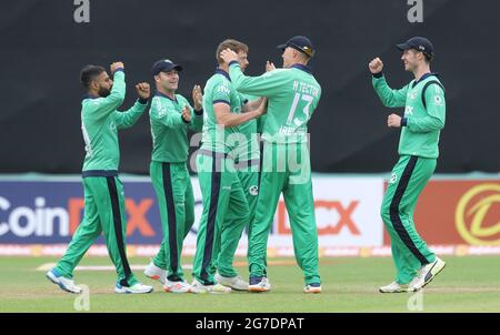 Der irische Andrew McBrine feiert, nachdem er den Südafrikaner Aidan Markram beim zweiten eintägigen internationalen Spiel im Village in Dublin, Irland, gefangen hatte. Bilddatum: Dienstag, 13. Juli 2021. Stockfoto