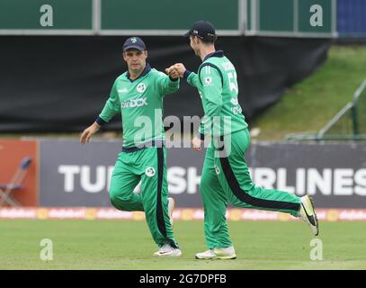 Der irische Andrew McBrine feiert, nachdem er den Südafrikaner Aidan Markram beim zweiten eintägigen internationalen Spiel im Village in Dublin, Irland, gefangen hatte. Bilddatum: Dienstag, 13. Juli 2021. Stockfoto